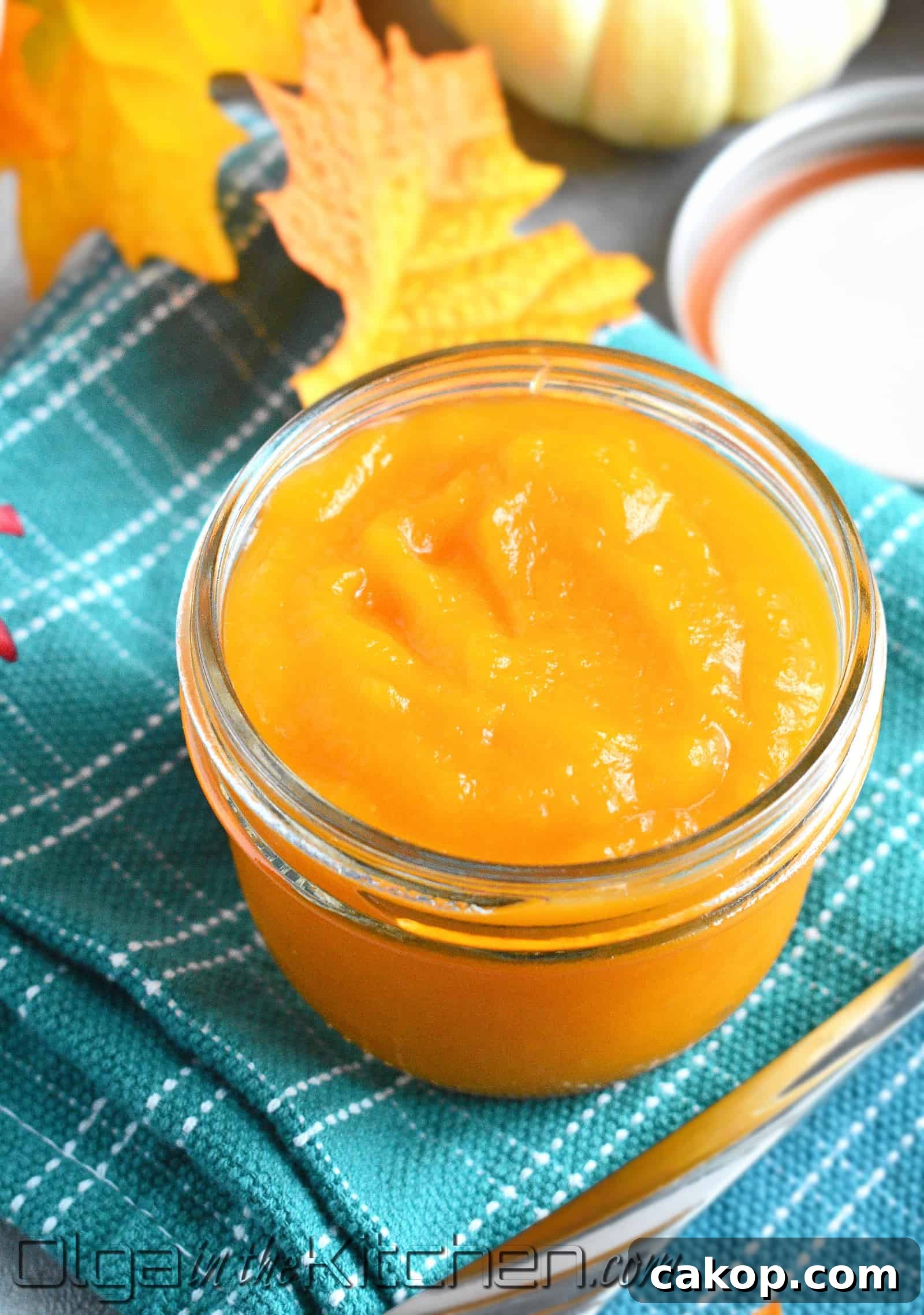 Homemade Pumpkin Puree: simple and easy way to have light in texture and fresh pumpkin puree. | olgainthekitchen.com