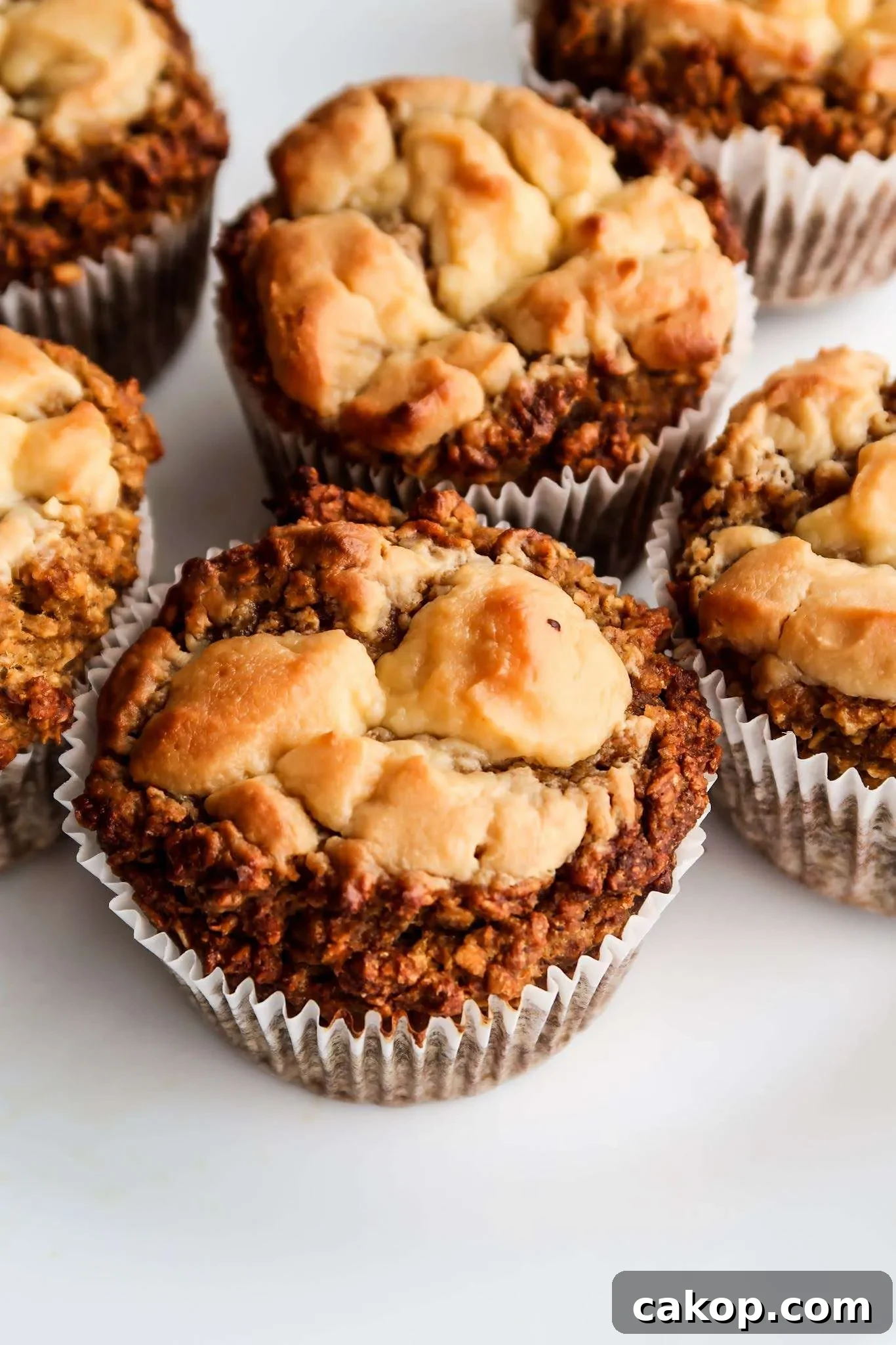 Healthy flourless oatmeal pumpkin muffins with cream cheese - super easy healthy breakfast idea or snack for fall that is quite addictive!