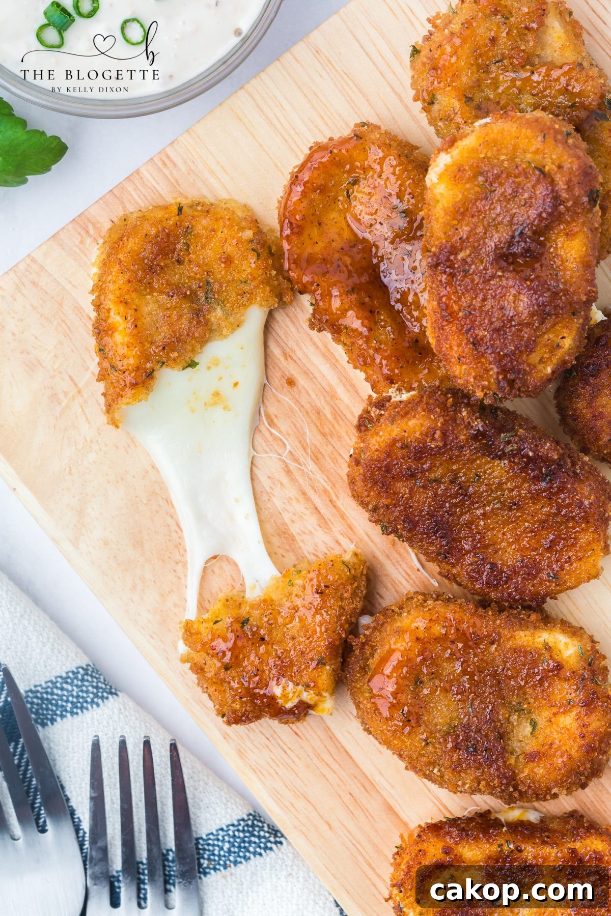 Nashville Hot Mozzarella Sticks (copycat Chili's recipe!). The ultimate appetizer. Cheesy, crispy, gooey, spicy, and totally irresistible!